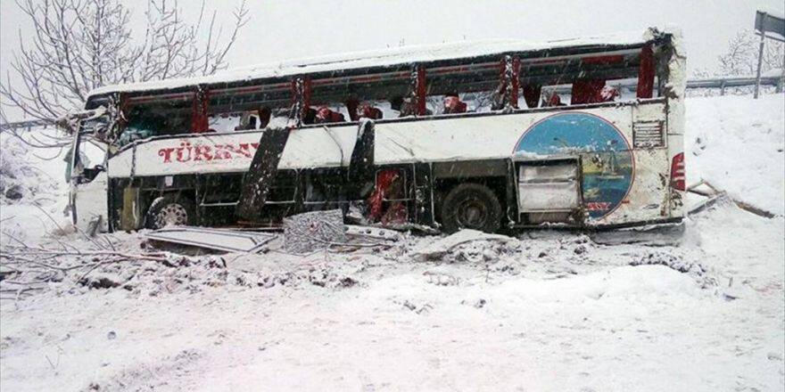 Sinop'ta Yolcu Otobüsü Uçuruma Yuvarlandı