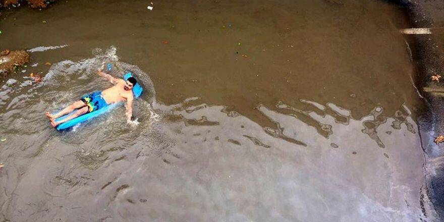 Sel Sularının Biriktiği Alt Geçitte Yüzdüler