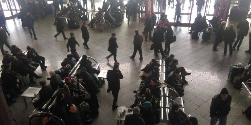 Yolcular otogarda kaldı