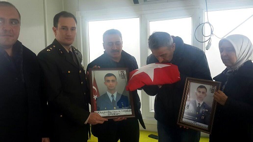Seydişehirli şehidin tabutuna sarılı Türk bayrağı babasına teslim edildi
