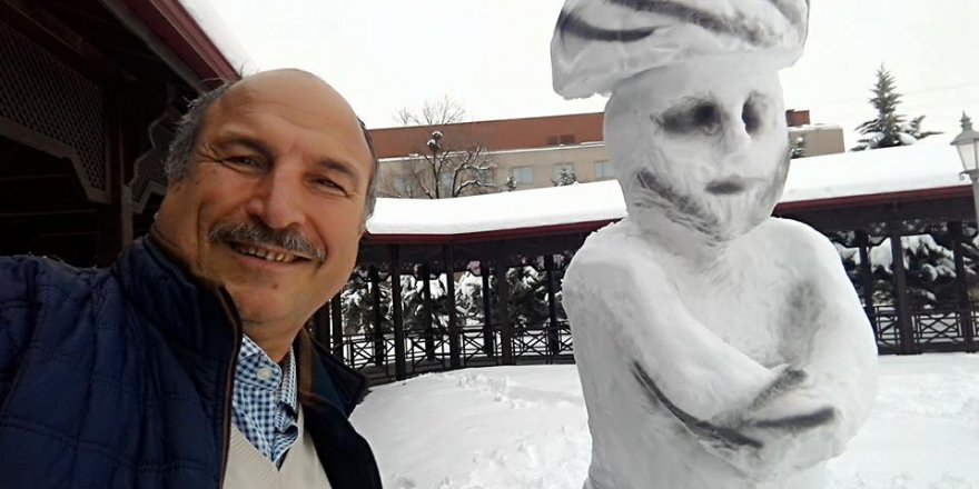Anamaslı Mehmet’den kardan adamlı poz