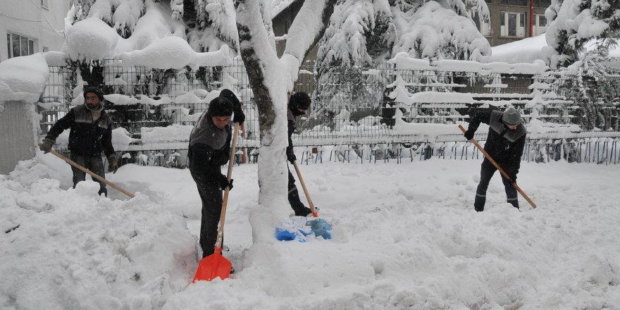 Akşehir Belediyesi’nden kar temizleme seferberliği