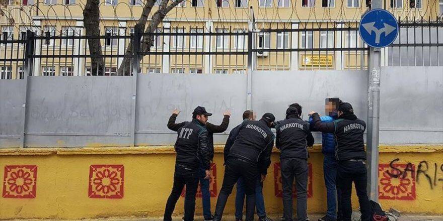 Polis Okul Önlerinde 'Kuş Uçurtmadı'