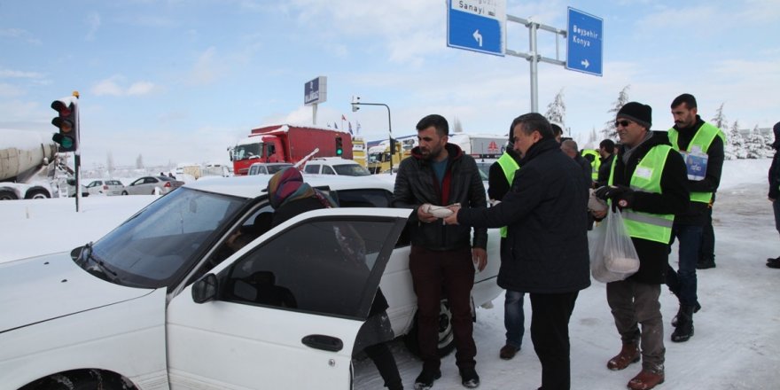 Seydişehir'de yolun açılmasını bekleyenlere kumanya ikramı