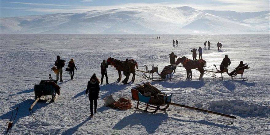 Donan Çıldır Gölü'nde Balık Tutuyorlar