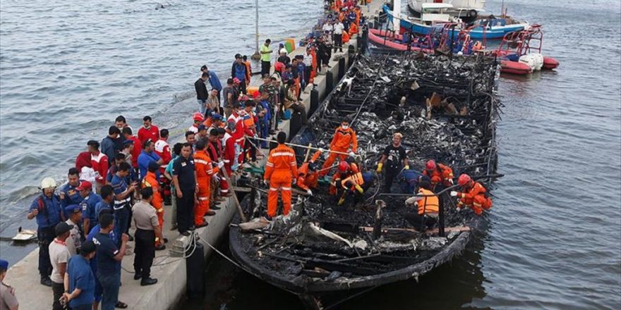 Endonezya'da Yolcu Taşıyan Teknede Yangın: 23 Ölü