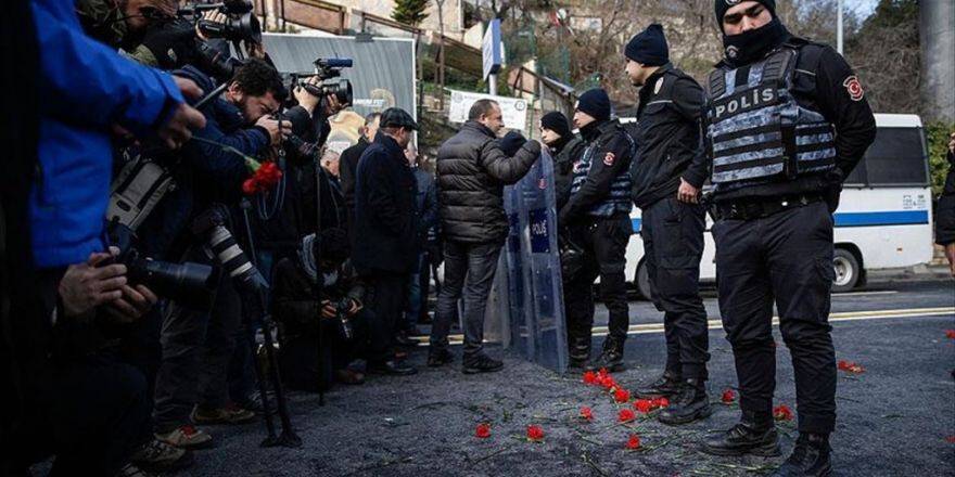 Chp Heyeti Terör Saldırısının Yaşandığı Yere Karanfil Bıraktı