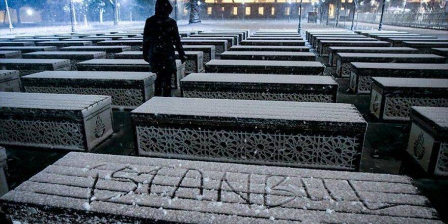İstanbul'da Kar Yağışı Etkili Oluyor