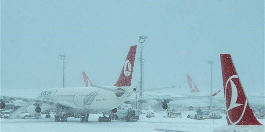 İstanbul'da Kar Yağışı Hava Ulaşımını Aksatıyor