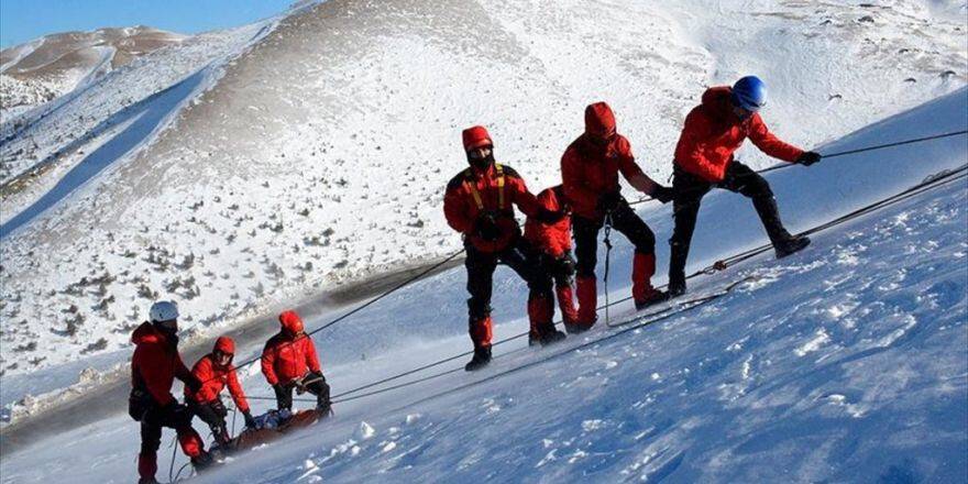 Afad'dan Zigana'da Zorlu Kış Eğitimi