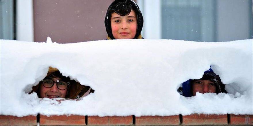 Eğitime Kar Engeli: 9 Ocak Pazartesi Bursa'da okullar tatil edildi