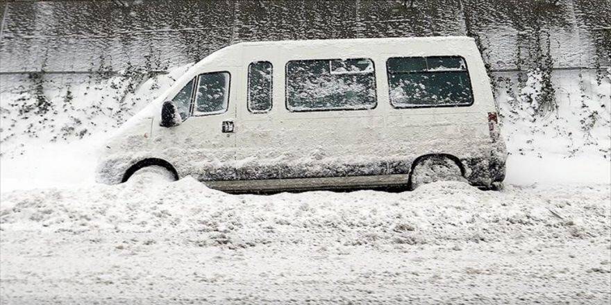 İstanbullulara 'Caddelere Bırakılan Araçları Çekin' Çağırısı