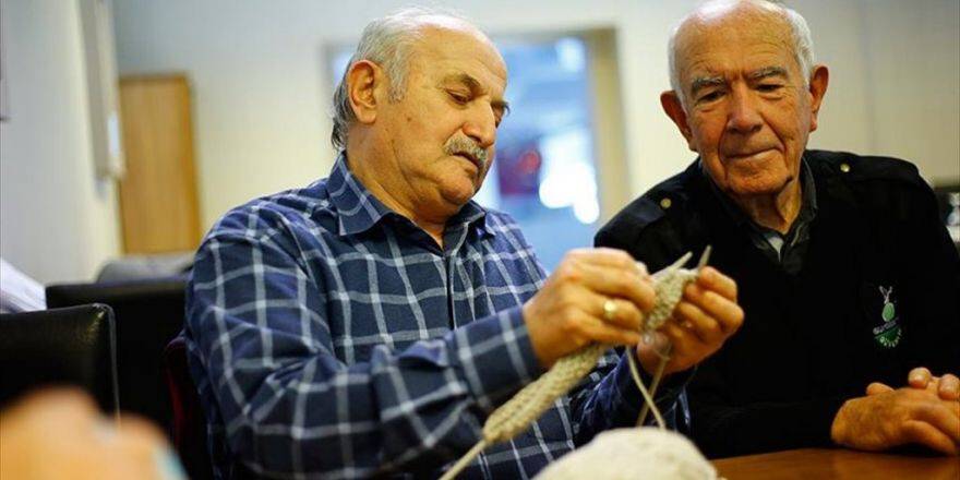 Bu Üniversitede Kazak Öremeyen Erkek Mezun Olamıyor