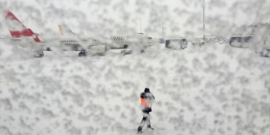 Hava Ulaşımına Kar Engeli