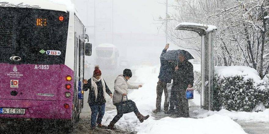 İstanbul’da Kar Yağışı Etkisini Artırarak Sürdürüyor