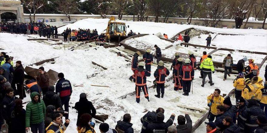 Kar Biriken Tente Cemaatin Üzerine Çöktü