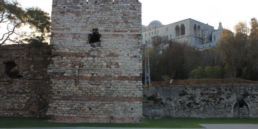 CELLÂT MEZADINDAKİ LANETLİ SAAT