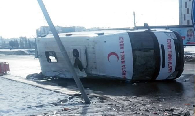 Buzlukbaşı'nda kaza: ambulans devrildi