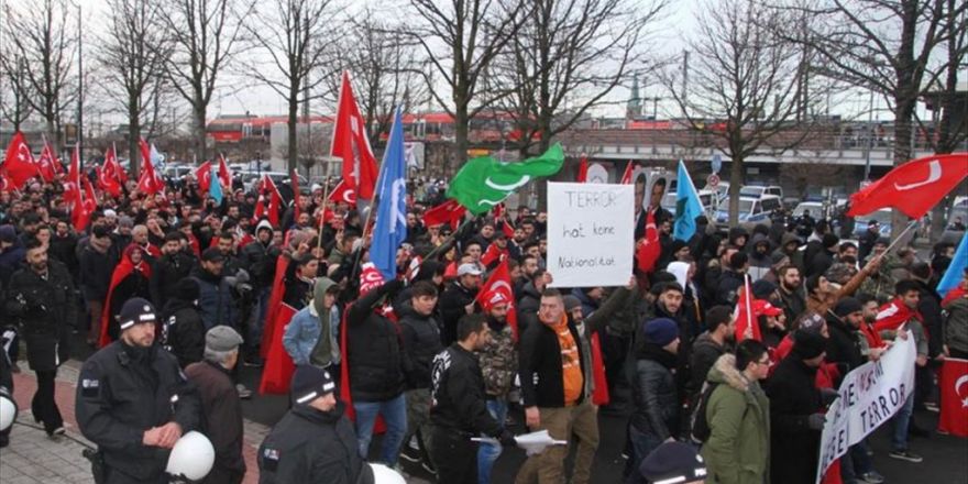 Almanya'da 'Teröre Karşı Birlik' Yürüyüşü Düzenlendi