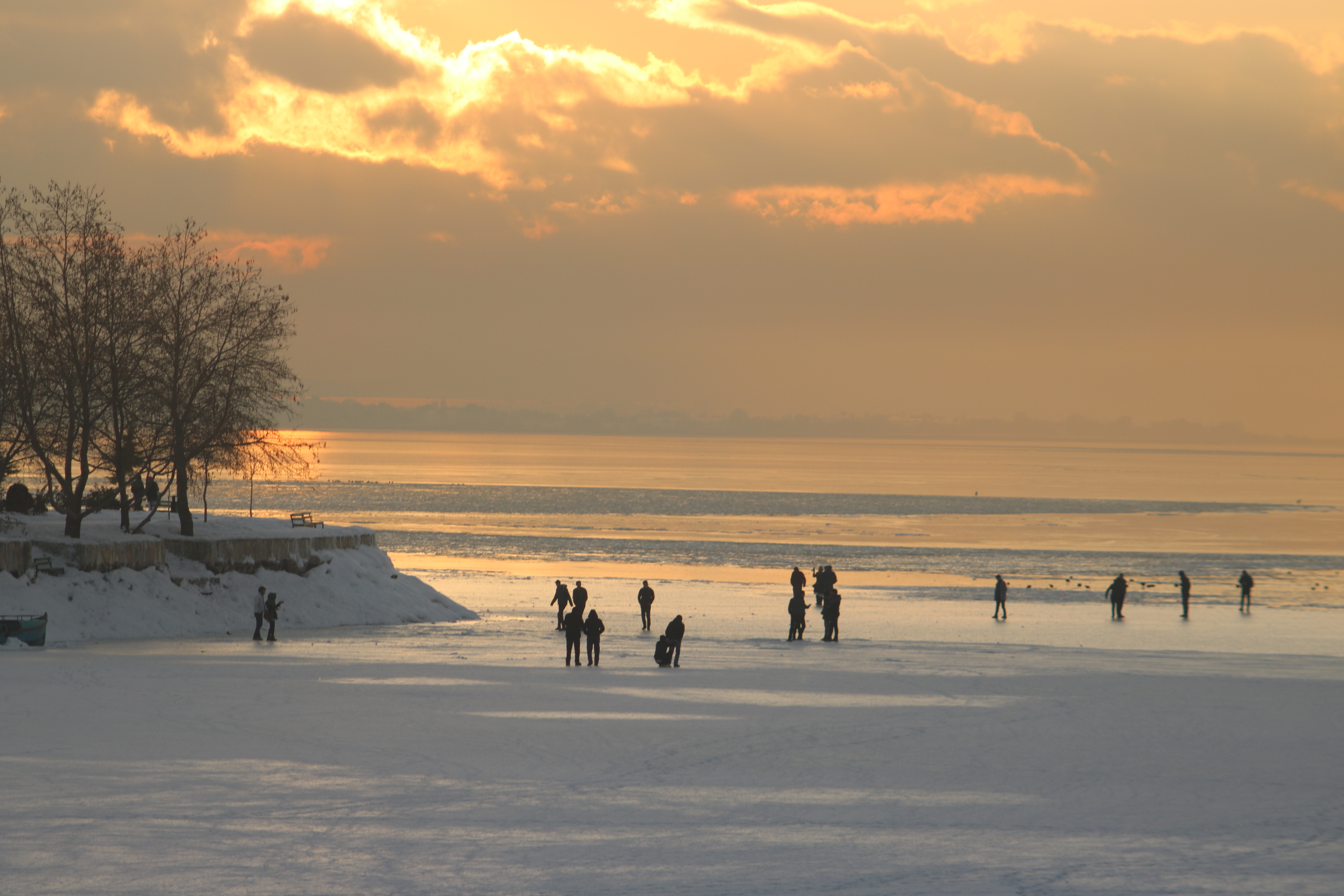 Buz tutan Beyşehir Gölü'nde tehlikeli yürüyüş