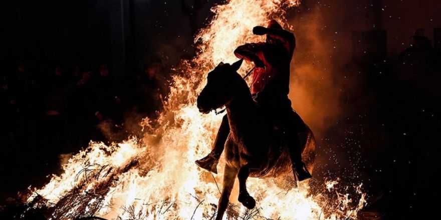 İspanya'da 300 Yıllık Gelenek: Atlar Ateş Üstünde 'Günahlarından Arındı'
