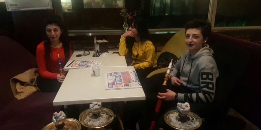 Kübra Sezgin ve arkadaşları Mırra Cafe’de