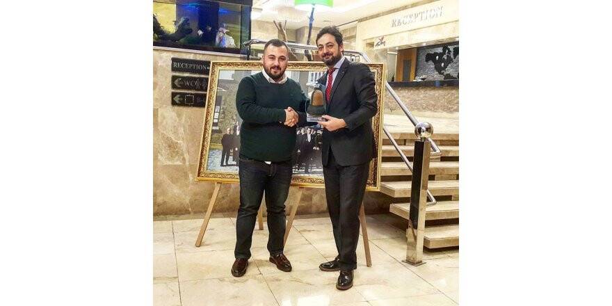 Hüseyin Çınalı’dan Demir’e hoş bir hediye