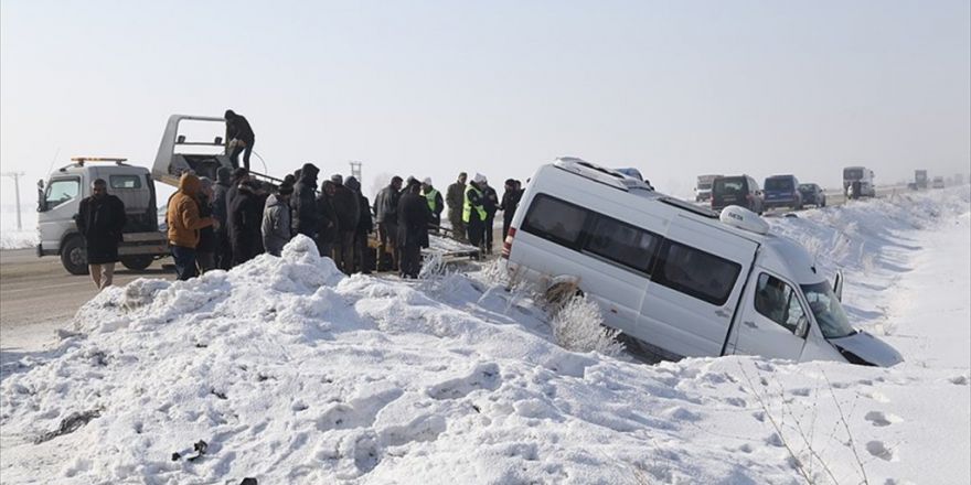 Erzurum'da Zincirleme Trafik Kazası: 32 Yaralı