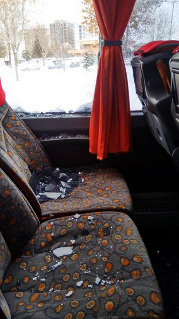 Konya'da camları kırık otobüsle yolculuk