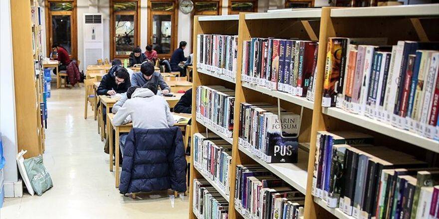 Gecenin Sessizliğinde Ders Çalışıp Kitap Okuyorlar
