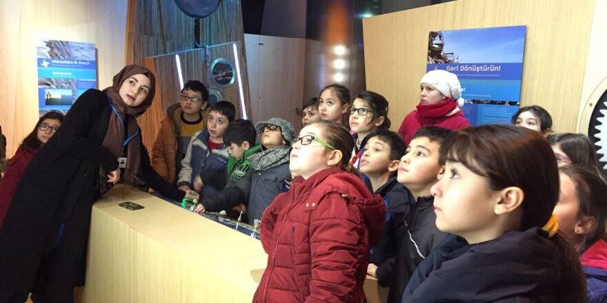 Fark Akademi öğrencileri Bilim Merkezi’nde
