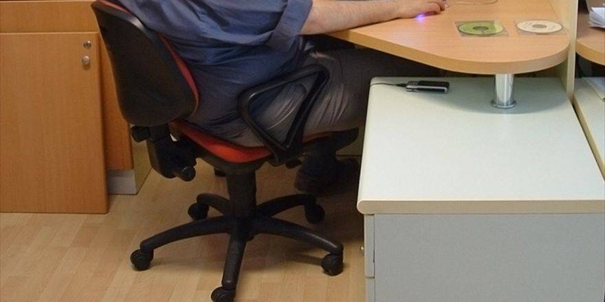 Yanlış Oturma Şekli Omurga Sağlığını Tehdit Ediyor