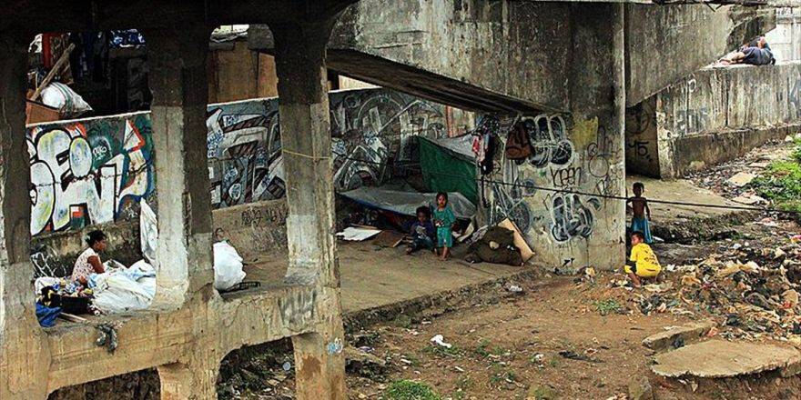Cakarta'da Evsizlerin Köprü Altlarında Yaşam Mücadelesi