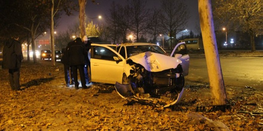 Konya'da otomobil ağaca çarptı: 2 yaralı