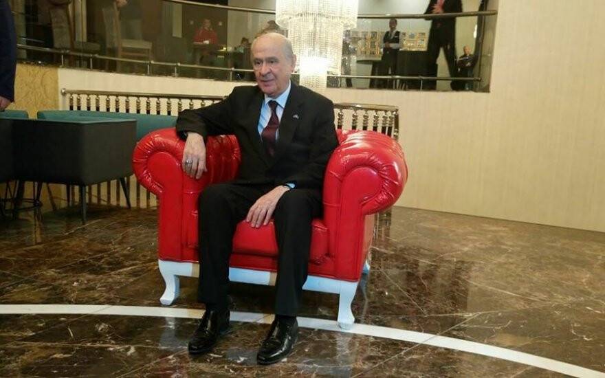 Devlet Bahçeli kırmızı koltukta