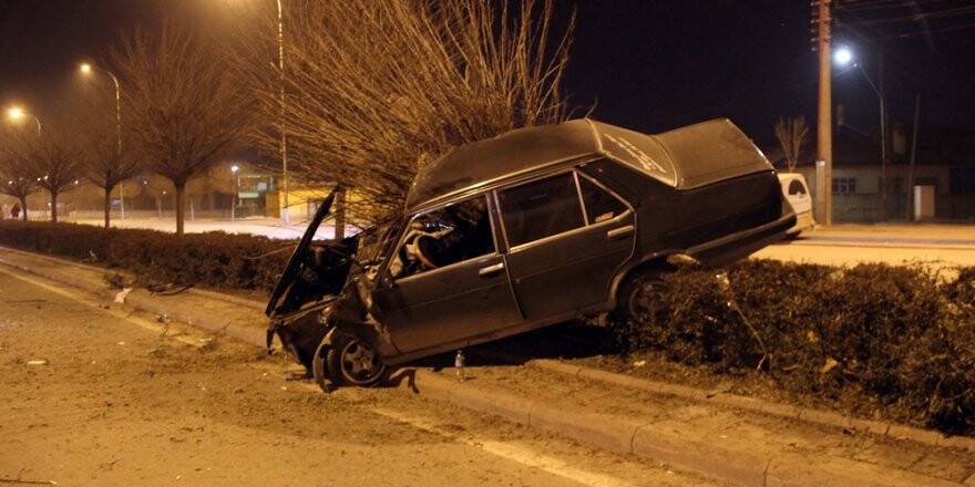 Konya'da refüje çarpan otomobilin sürücüsü yaralandı