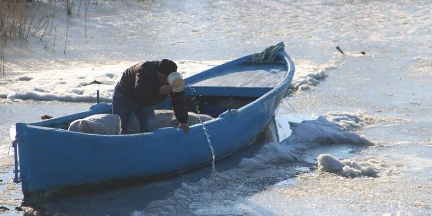Balıkçılar donun çözülmesini bekliyor