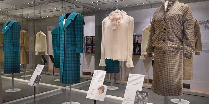 Prenses Diana'nın Kıyafetleri Londra'da Sergileniyor