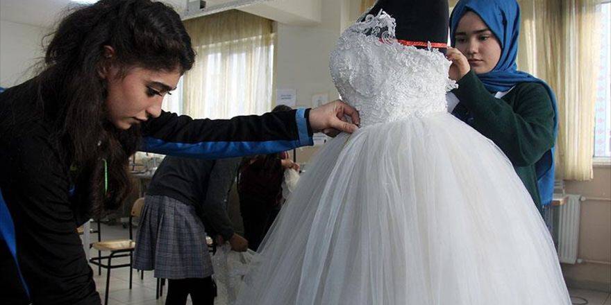 Kullanılmış Gelinlikleri Yeniden Tasarlıyorlar