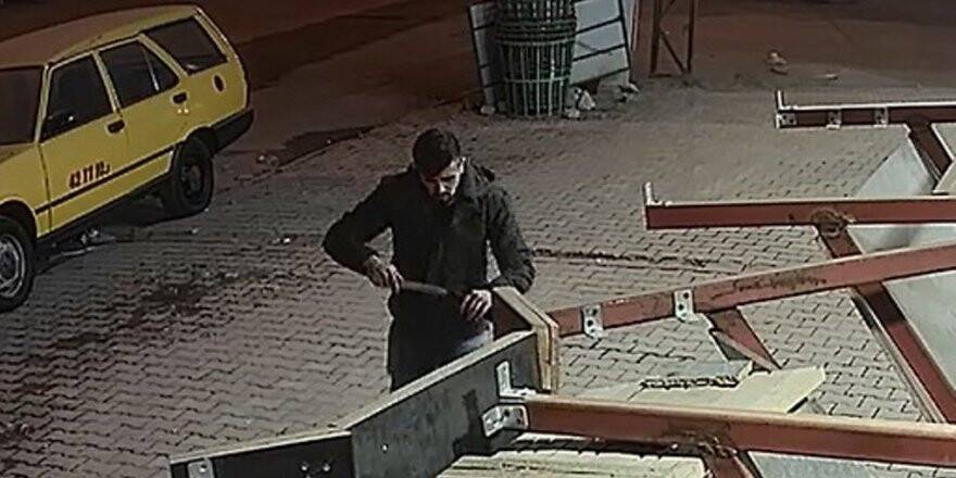 Yaşlı adamı defalarca bıçaklayıp tekmelediler