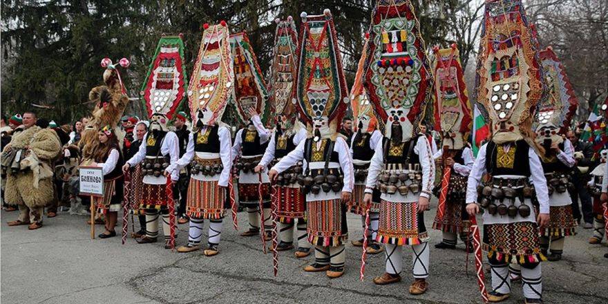 Maskelerini 'Kötü Ruhları Korkutmak' İçin Taktılar