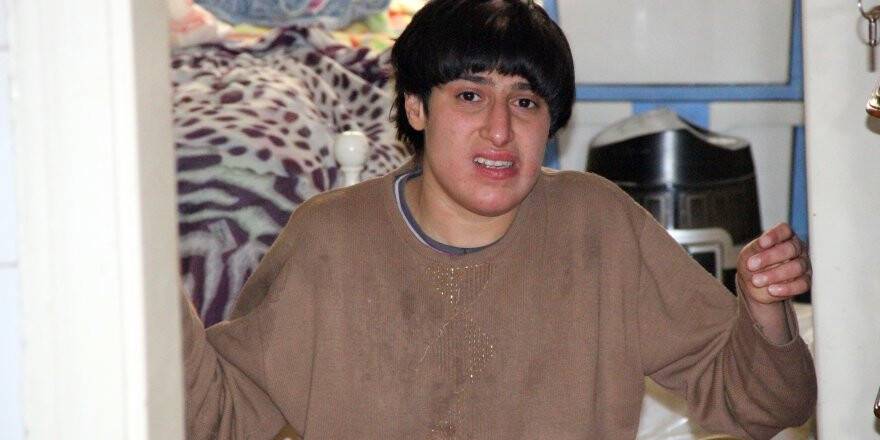 Akülü arabası çalınan engelli genç dışarıya çıkamıyor