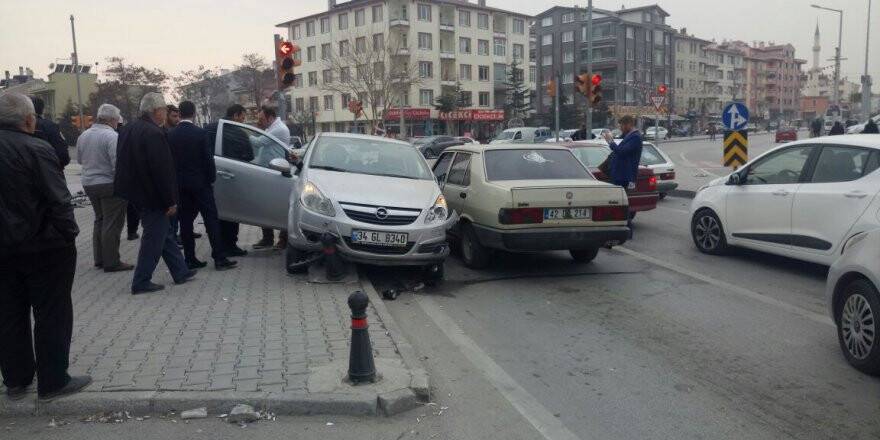 Okul servisi kaza yaptı 2 yaralı