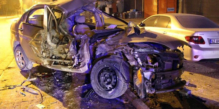 Konya'da Otomobil Reklam Tabelası Direğine Çarptı