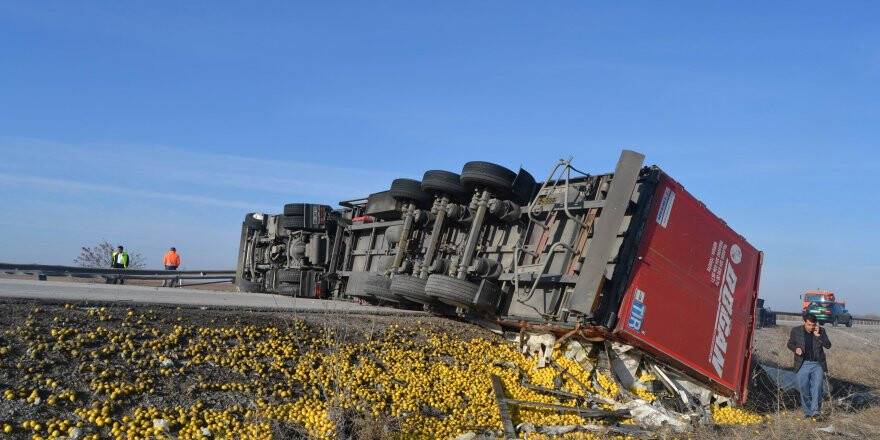 Limon yüklü tır devrildi: 1 yaralı