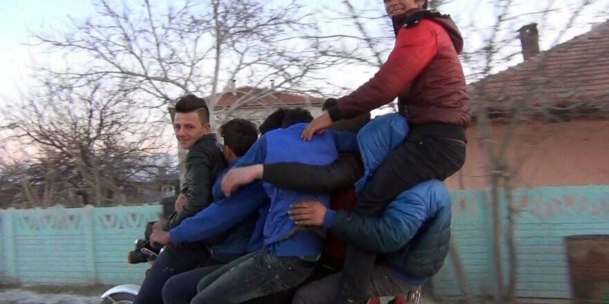 Motosiklete 8 kişi bindiler