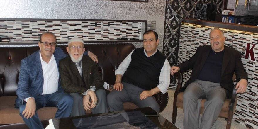 Zeki Dayı Karapınarlı dostları ile birlikte