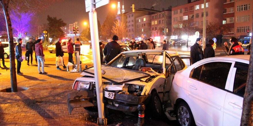 Konya'da İki Otomobil Çarpıştı: 3 Yaralı