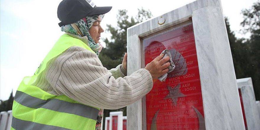 Şehitliklerin Bakımı Kadınlara Emanet