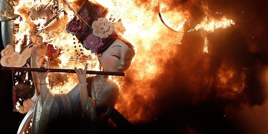 Las Fallas Festivali'nde Dev Kuklalar Ateşe Verildi
